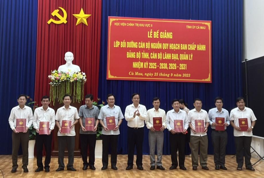 Đồng chí Huỳnh Quốc Việt, Phó Bí thư Tỉnh ủy, Chủ tịch UBND tỉnh trao Giấy chứng nhận hoàn thành chương trình cho các học viên.